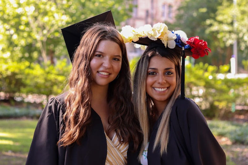 María Patrizia Santos (derecha) y su amiga Natalie Coburn durante su graduación en 2019. (Foto cortesía de María Patrizia Santos)